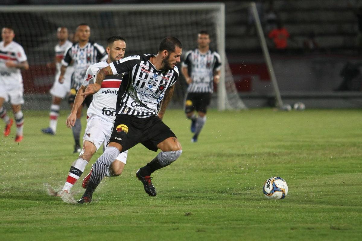 Santa Cruz e Botafogo-PB se enfrentaram pela 12 rodada da Srie C do Campeonato Brasileiro para se manterem na briga pelo G4