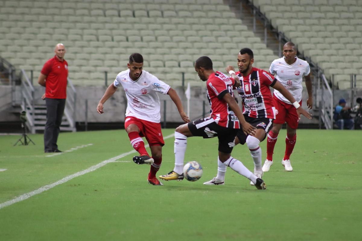 Equipes se enfrentaram nesta segunda-feira no estdio Castelo pela 12 rodada da Srie C.