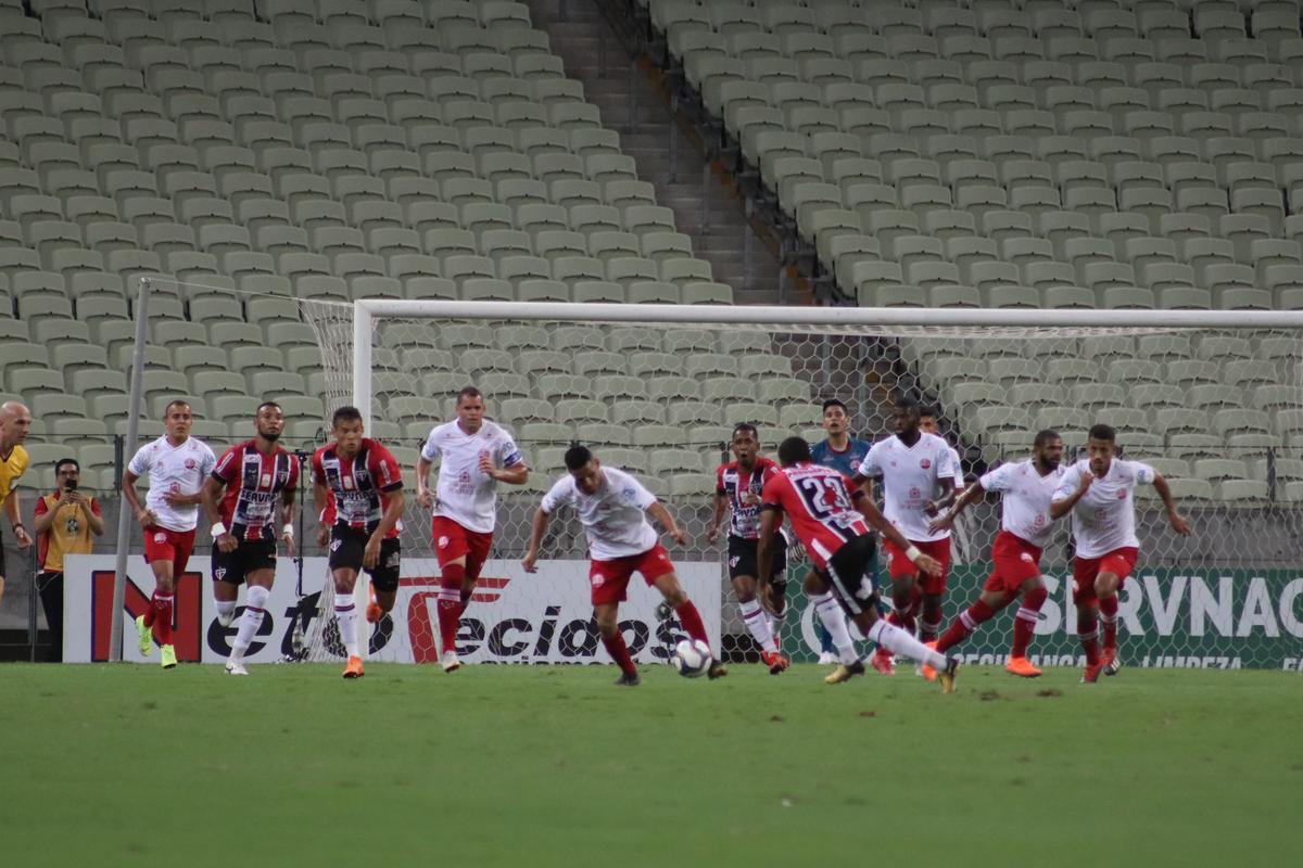 Equipes se enfrentaram nesta segunda-feira no estdio Castelo pela 12 rodada da Srie C.