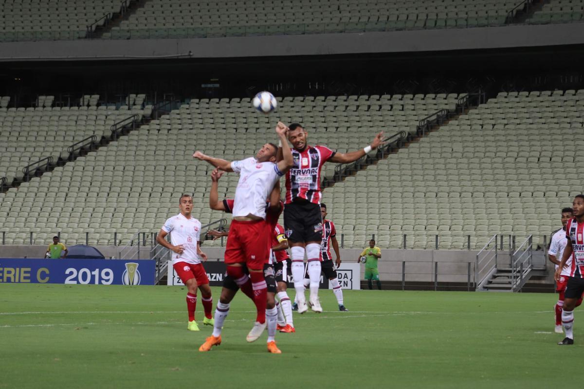 Equipes se enfrentaram nesta segunda-feira no estdio Castelo pela 12 rodada da Srie C.