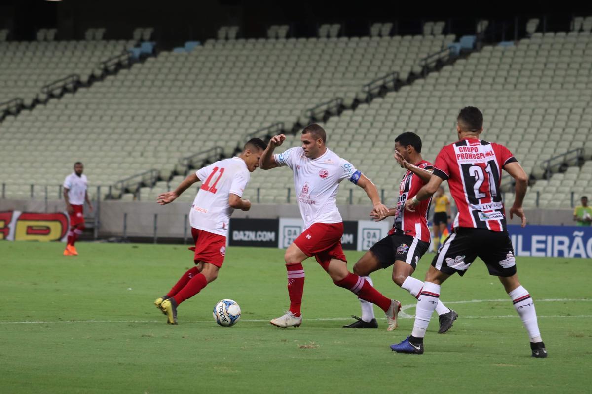 Equipes se enfrentaram nesta segunda-feira no estdio Castelo pela 12 rodada da Srie C.