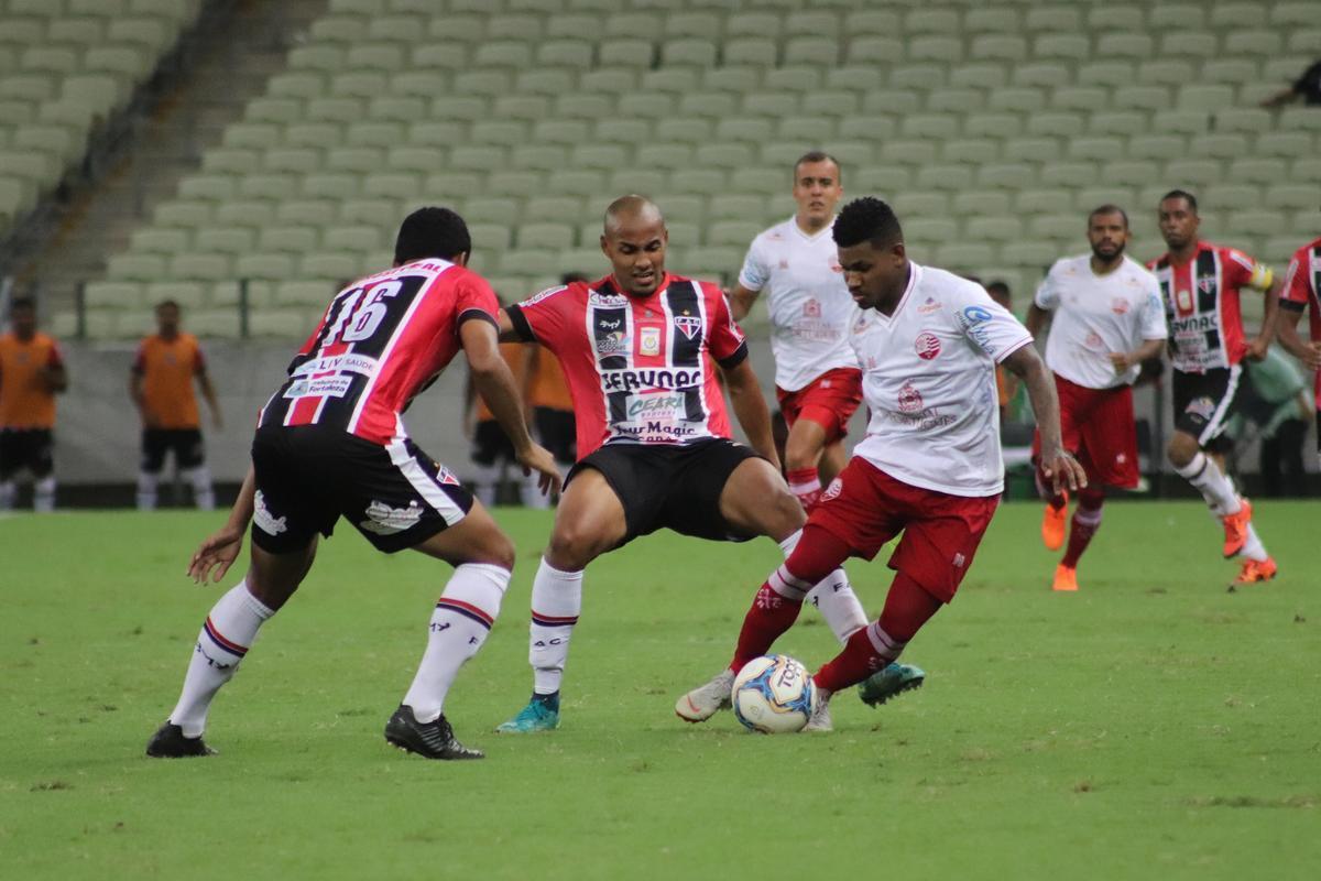 Equipes se enfrentaram nesta segunda-feira no estdio Castelo pela 12 rodada da Srie C.