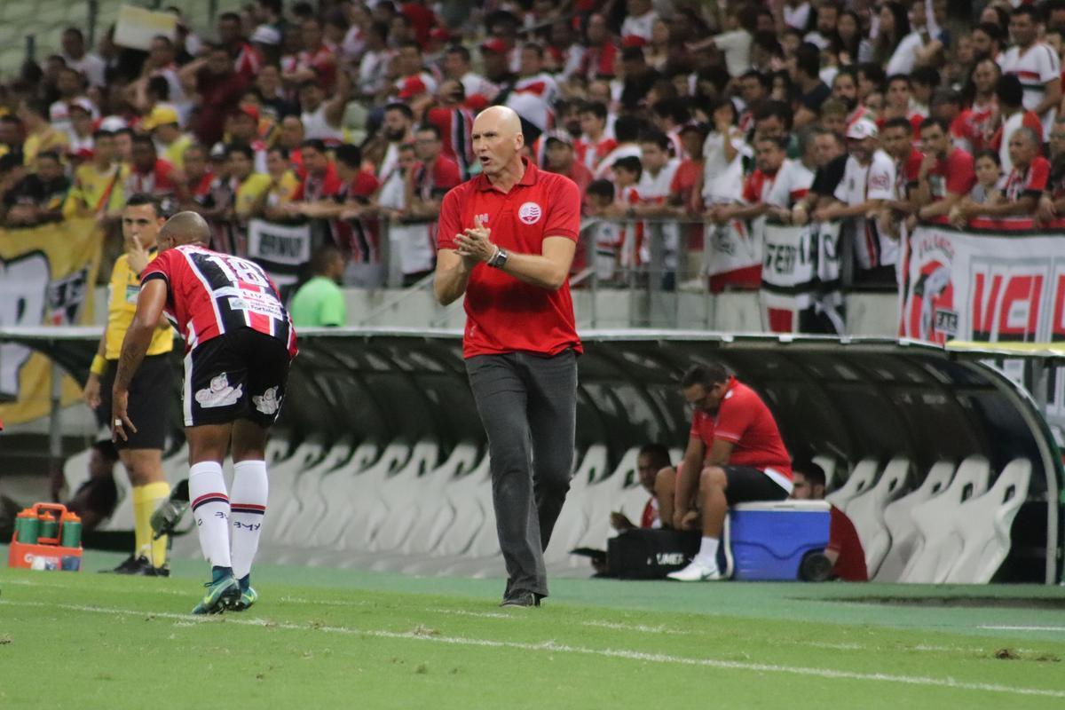 Equipes se enfrentaram nesta segunda-feira no estdio Castelo pela 12 rodada da Srie C.
