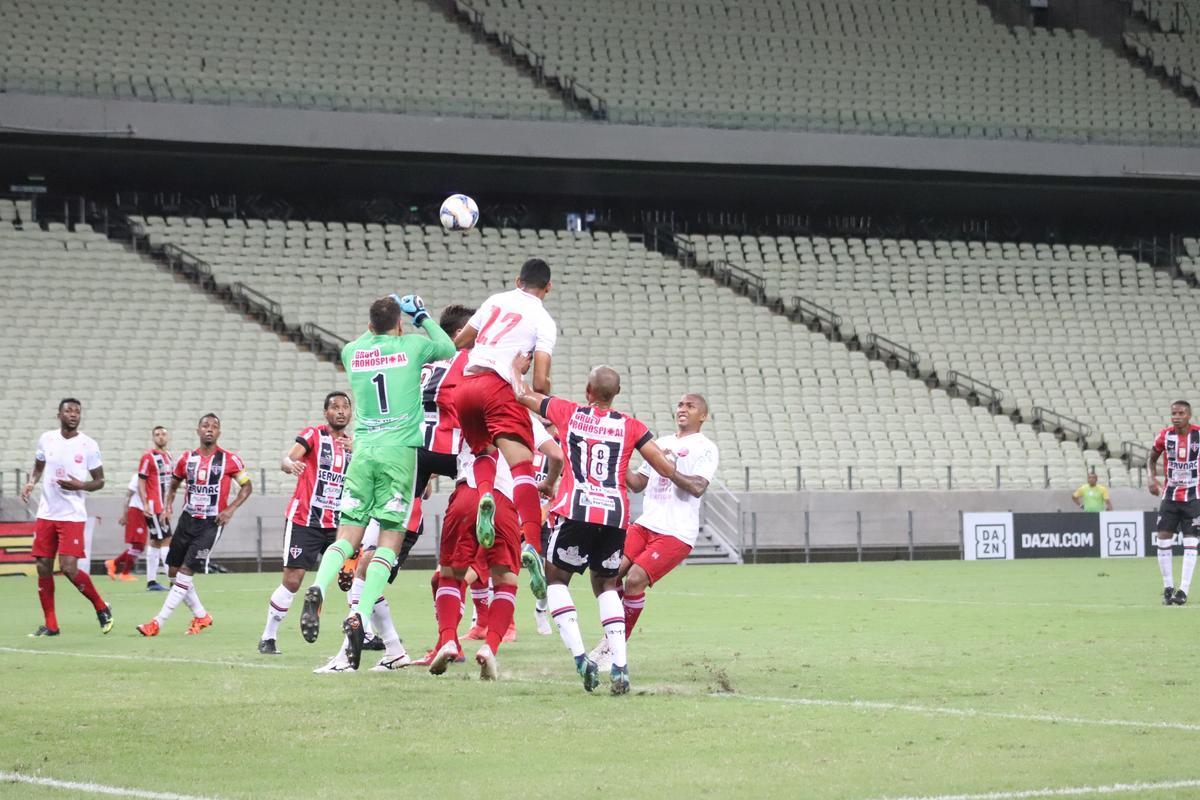Equipes se enfrentaram nesta segunda-feira no estdio Castelo pela 12 rodada da Srie C.