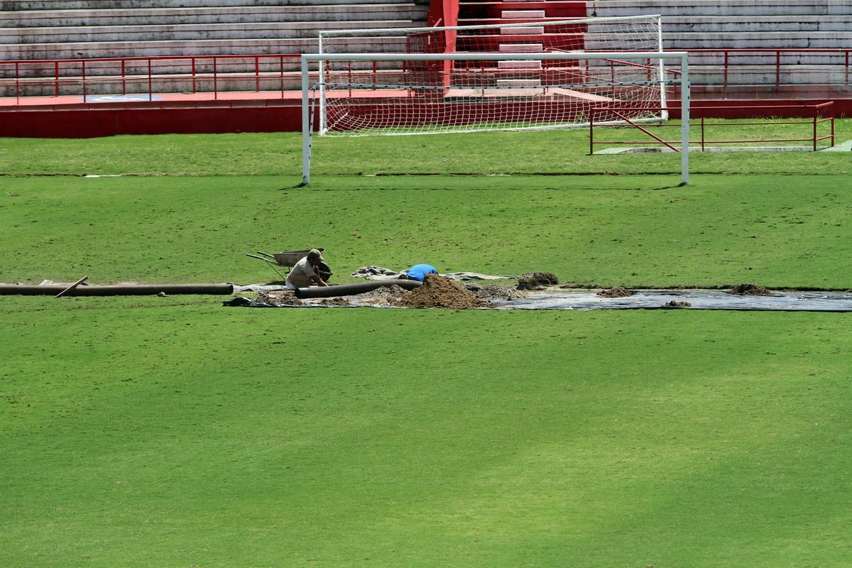Funcionrios do clube trabalham para recuperar o gramado aps as fortes chuvas que caram no Recife