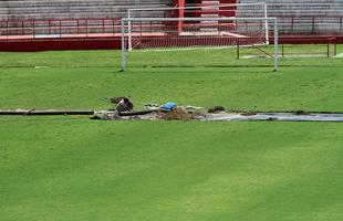 Funcionrios do clube trabalham para recuperar o gramado aps as fortes chuvas que caram no Recife
