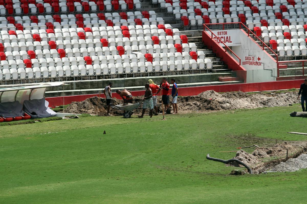 Funcionrios do clube trabalham para recuperar o gramado aps as fortes chuvas que caram no Recife