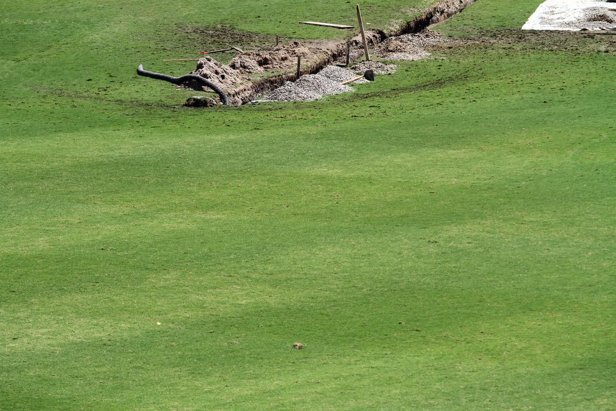 Funcionrios do clube trabalham para recuperar o gramado aps as fortes chuvas que caram no Recife