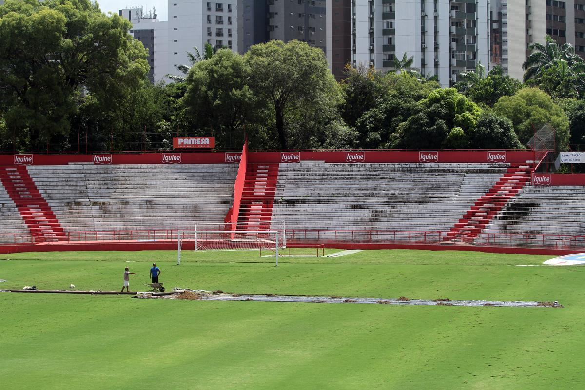 Funcionrios do clube trabalham para recuperar o gramado aps as fortes chuvas que caram no Recife