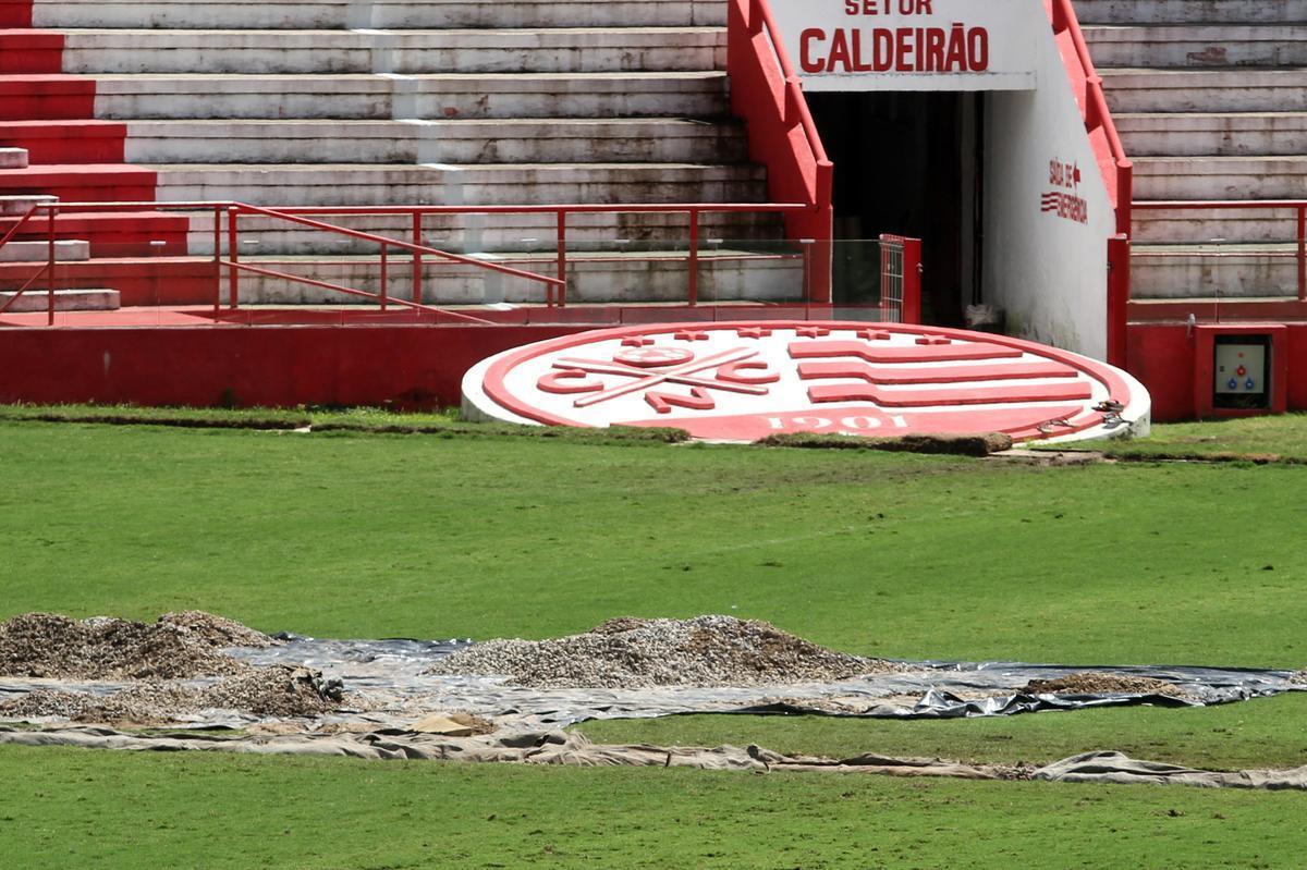 Funcionrios do clube trabalham para recuperar o gramado aps as fortes chuvas que caram no Recife