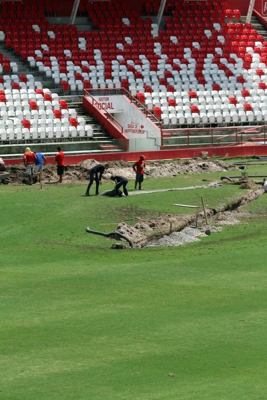 Funcionrios do clube trabalham para recuperar o gramado aps as fortes chuvas que caram no Recife