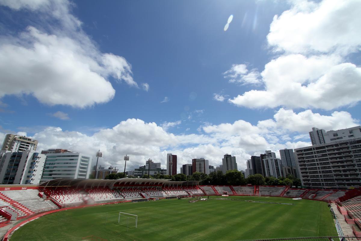 Funcionrios do clube trabalham para recuperar o gramado aps as fortes chuvas que caram no Recife