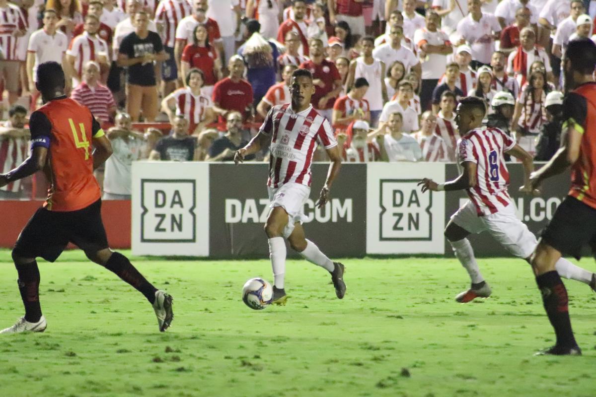 Thiago marca no amargo empate do Nutico nos Aflitos ante o Globo. Partida vlida pela Srie C foi 2 a 2. 