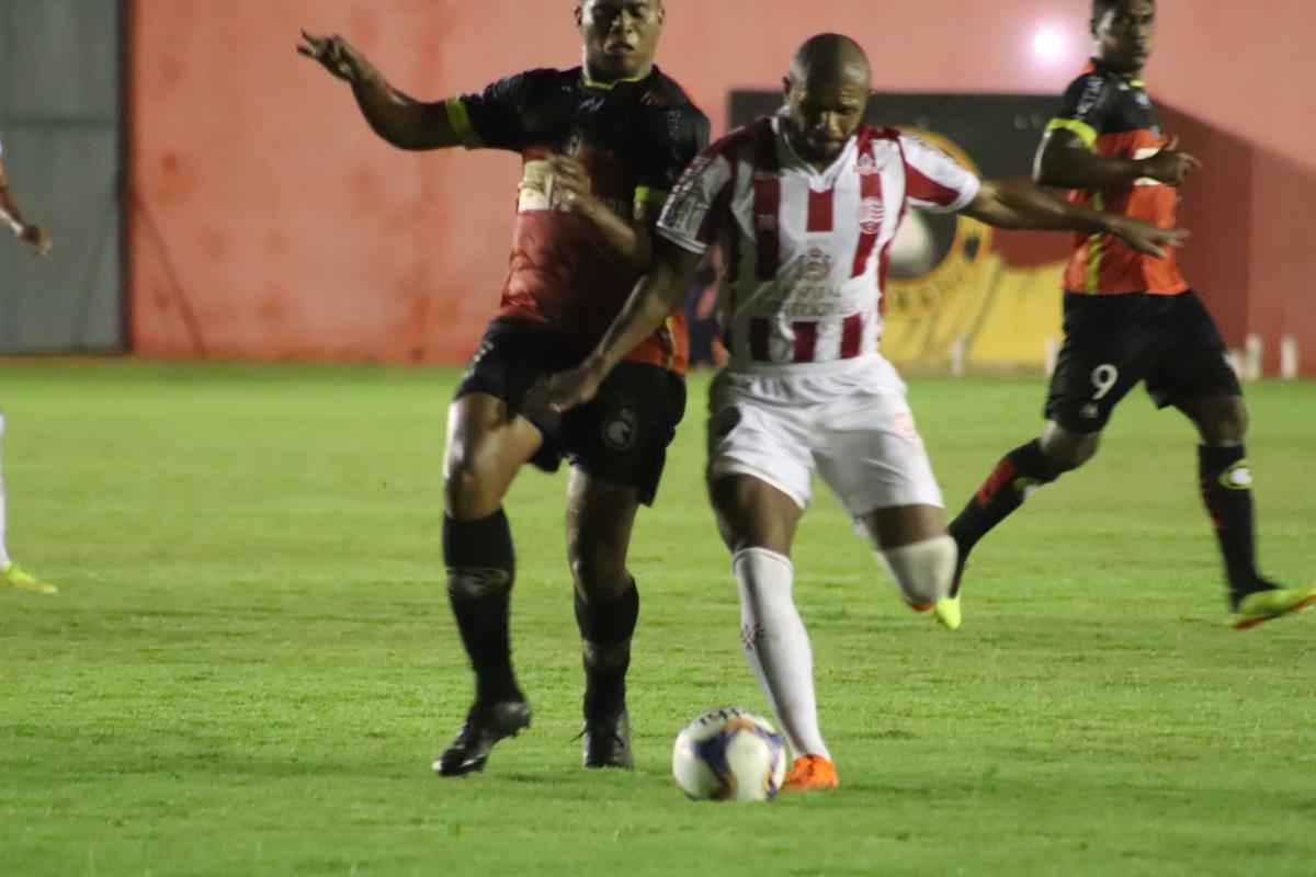 Com o resultado, o Alvirrubro precisar vencer, de qualquer jeito, o Sampaio Corra, na prxima rodada, nos Aflitos 