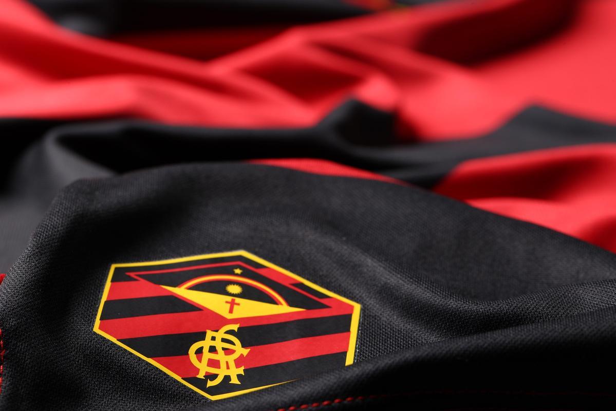 Na vspera do lanamento do uniforme, 14 de agosto, Sport e Umbro revelaram detalhe com a bandeira de Pernambuco e o monograma do clube.