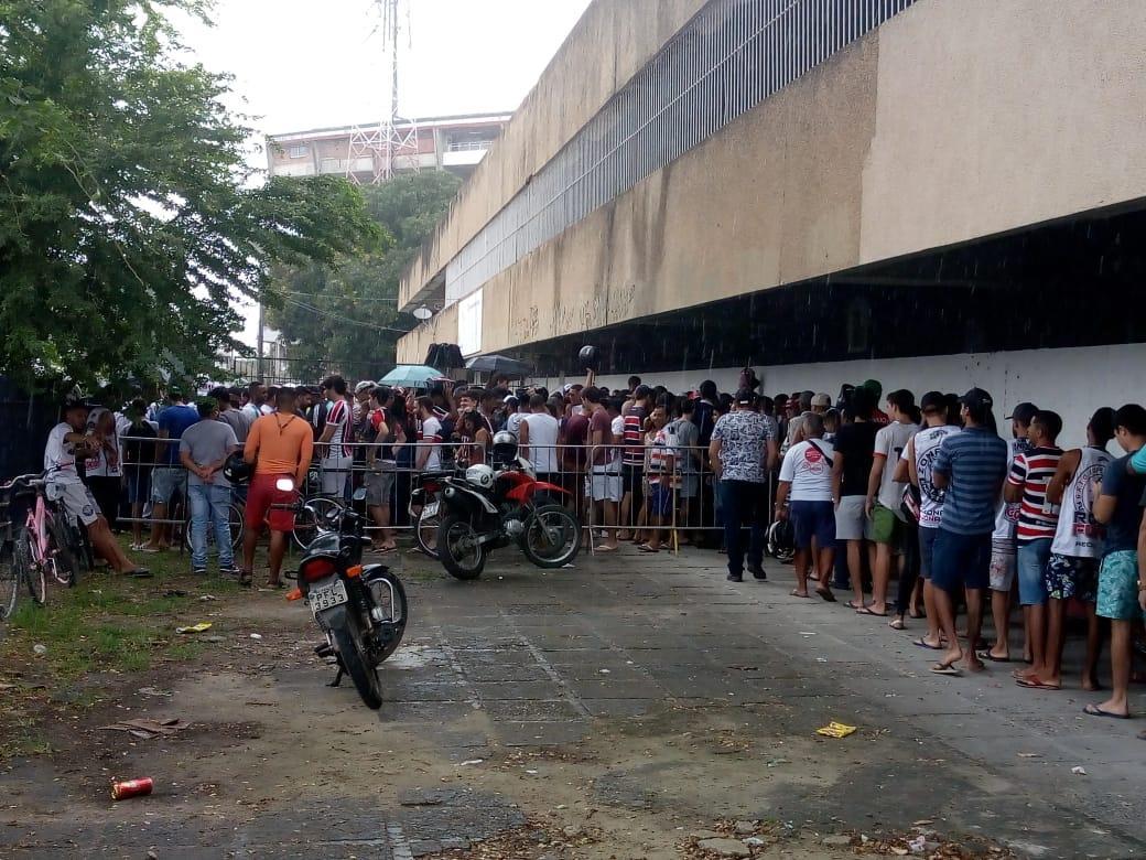 Torcedores formam longas filas no Arruda para comprar ingressos para o clssico contra o Nutico nos Aflitos
