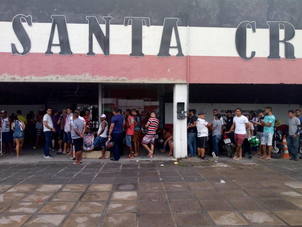 Torcedores formam longas filas no Arruda para comprar ingressos para o clssico contra o Nutico nos Aflitos