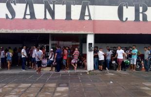 Torcedores formam longas filas no Arruda para comprar ingressos para o clssico contra o Nutico nos Aflitos