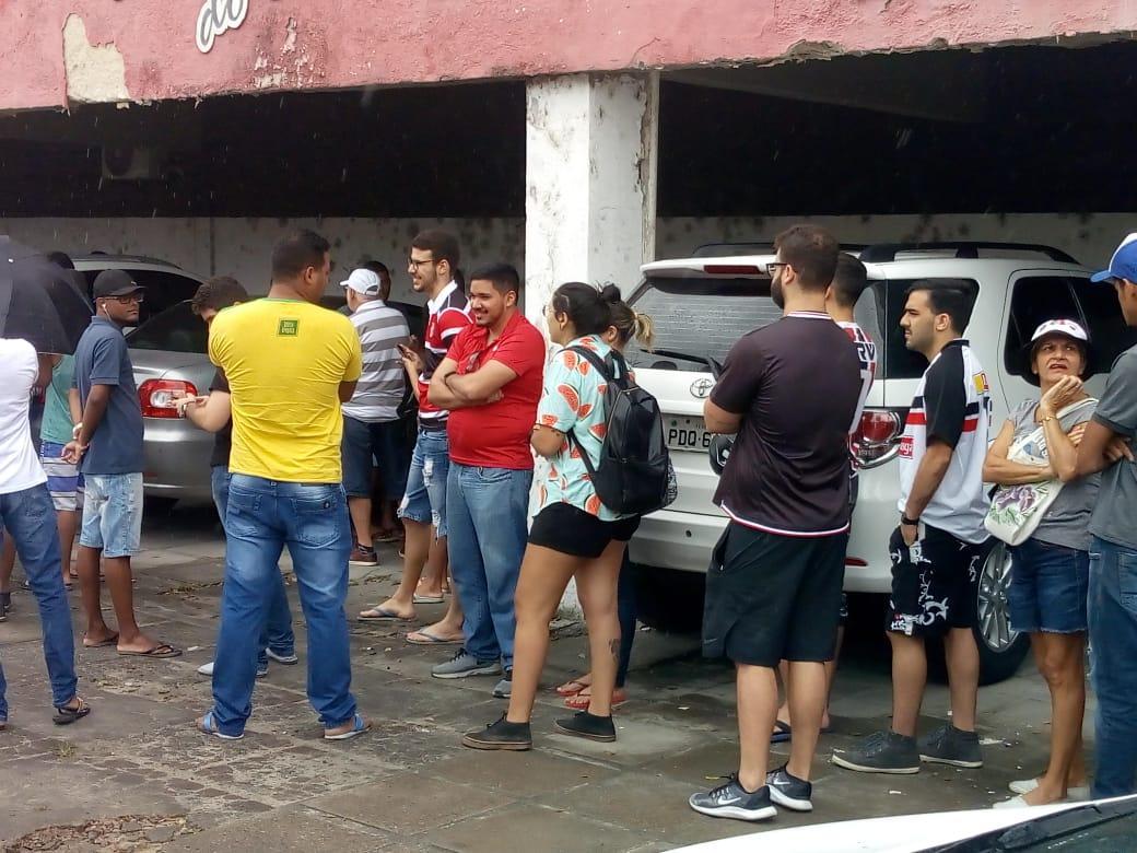 Torcedores formam longas filas no Arruda para comprar ingressos para o clssico contra o Nutico nos Aflitos