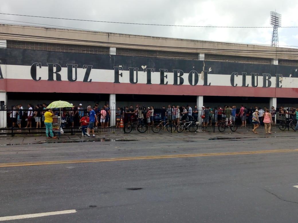 Torcedores formam longas filas no Arruda para comprar ingressos para o clssico contra o Nutico nos Aflitos