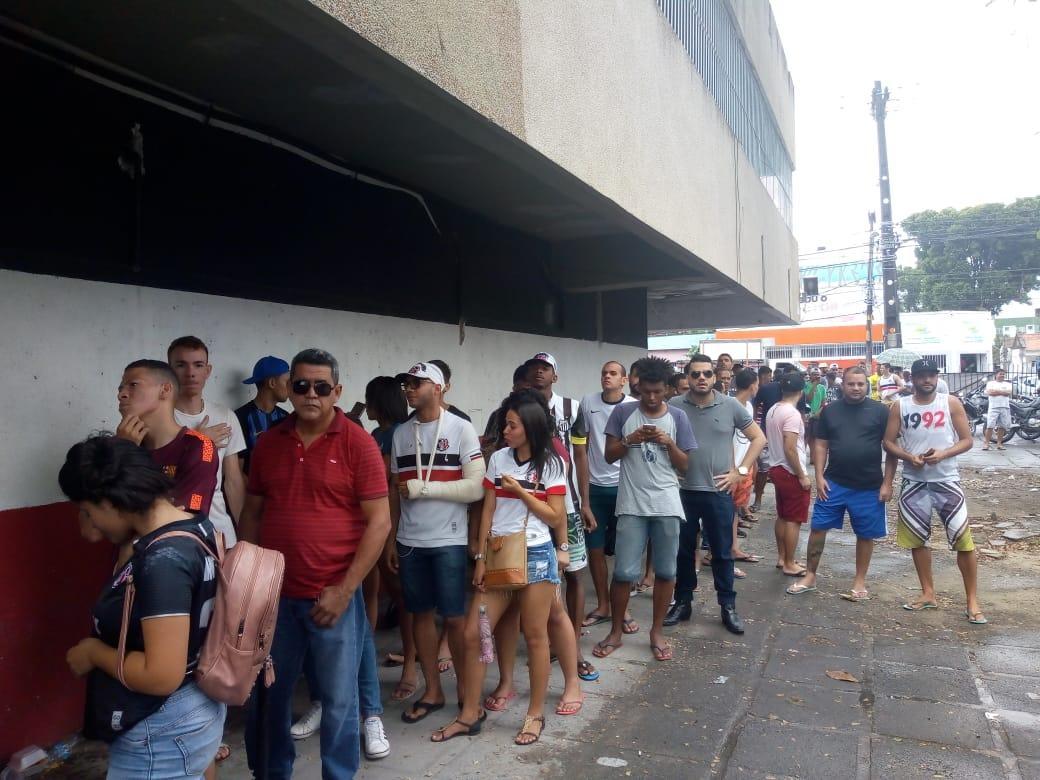 Torcedores formam longas filas no Arruda para comprar ingressos para o clssico contra o Nutico nos Aflitos
