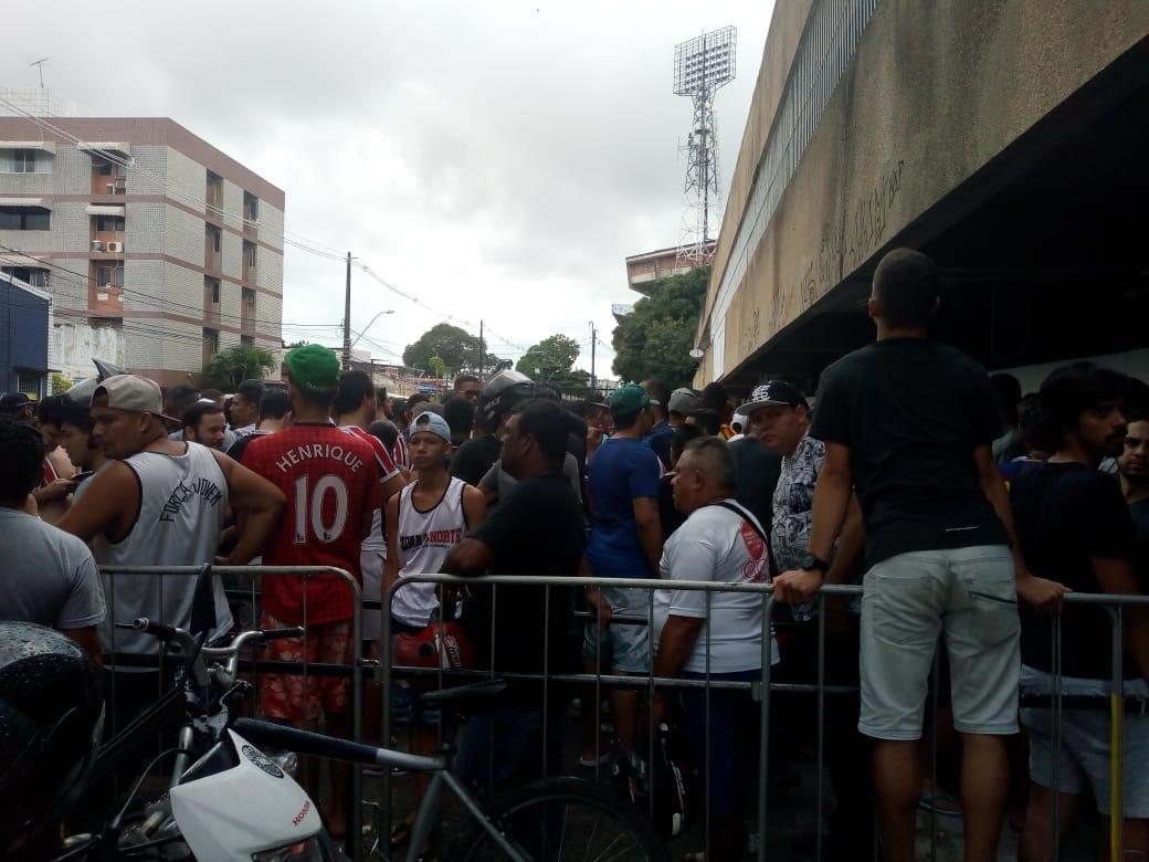 Torcedores formam longas filas no Arruda para comprar ingressos para o clssico contra o Nutico nos Aflitos