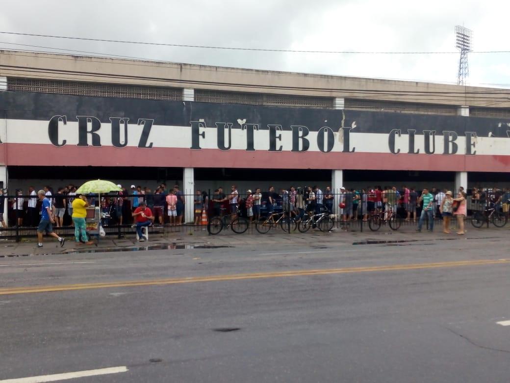 Torcedores formam longas filas no Arruda para comprar ingressos para o clssico contra o Nutico nos Aflitos