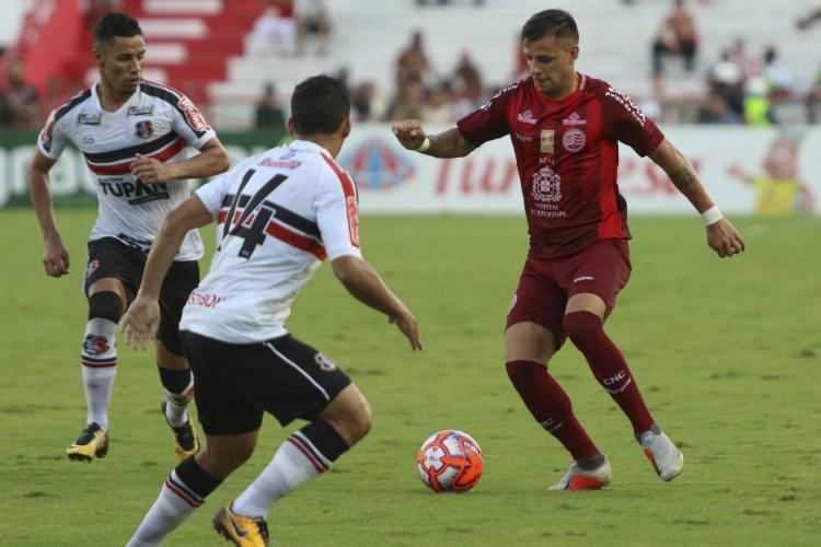 Alvirrubros tentaram desmontar equipe tricolor, mas partida ficou no 0 a 0