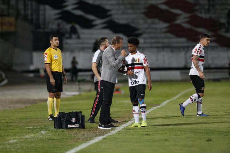 Treinador coral em momento de orientao aos atletas