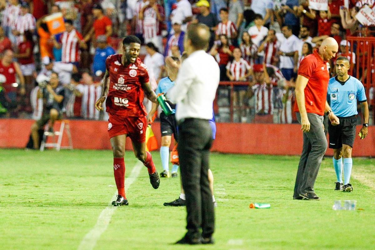 Equipes fizeram Clssico das Emoes vlido pela ltima rodada da primeira fase da competio no Estdio dos Aflitos. 