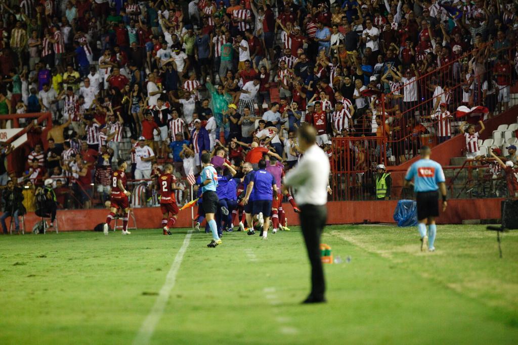 Equipes fizeram Clssico das Emoes vlido pela ltima rodada da primeira fase da competio no Estdio dos Aflitos. 