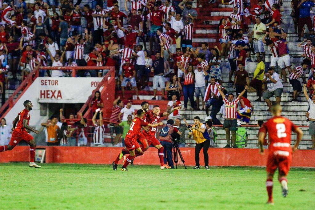 Equipes fizeram Clssico das Emoes vlido pela ltima rodada da primeira fase da competio no Estdio dos Aflitos. 