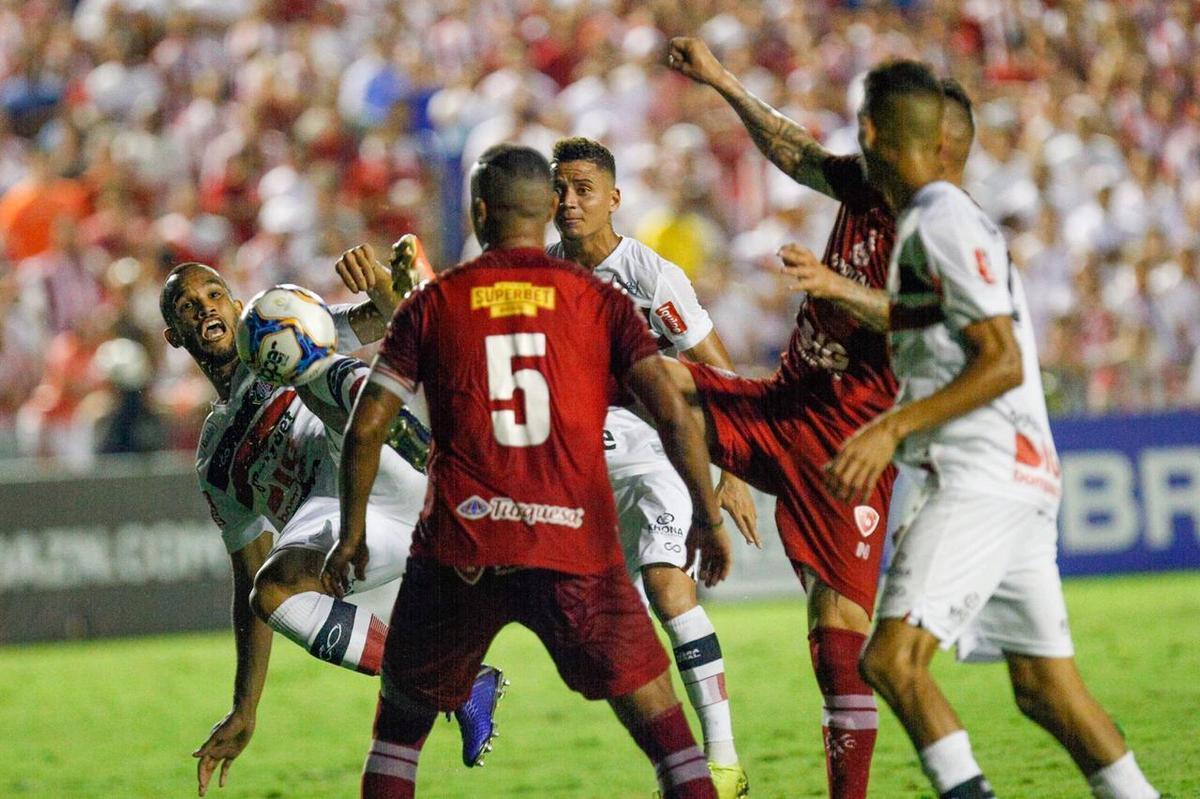 Equipes fizeram Clssico das Emoes vlido pela ltima rodada da primeira fase da competio no Estdio dos Aflitos. 