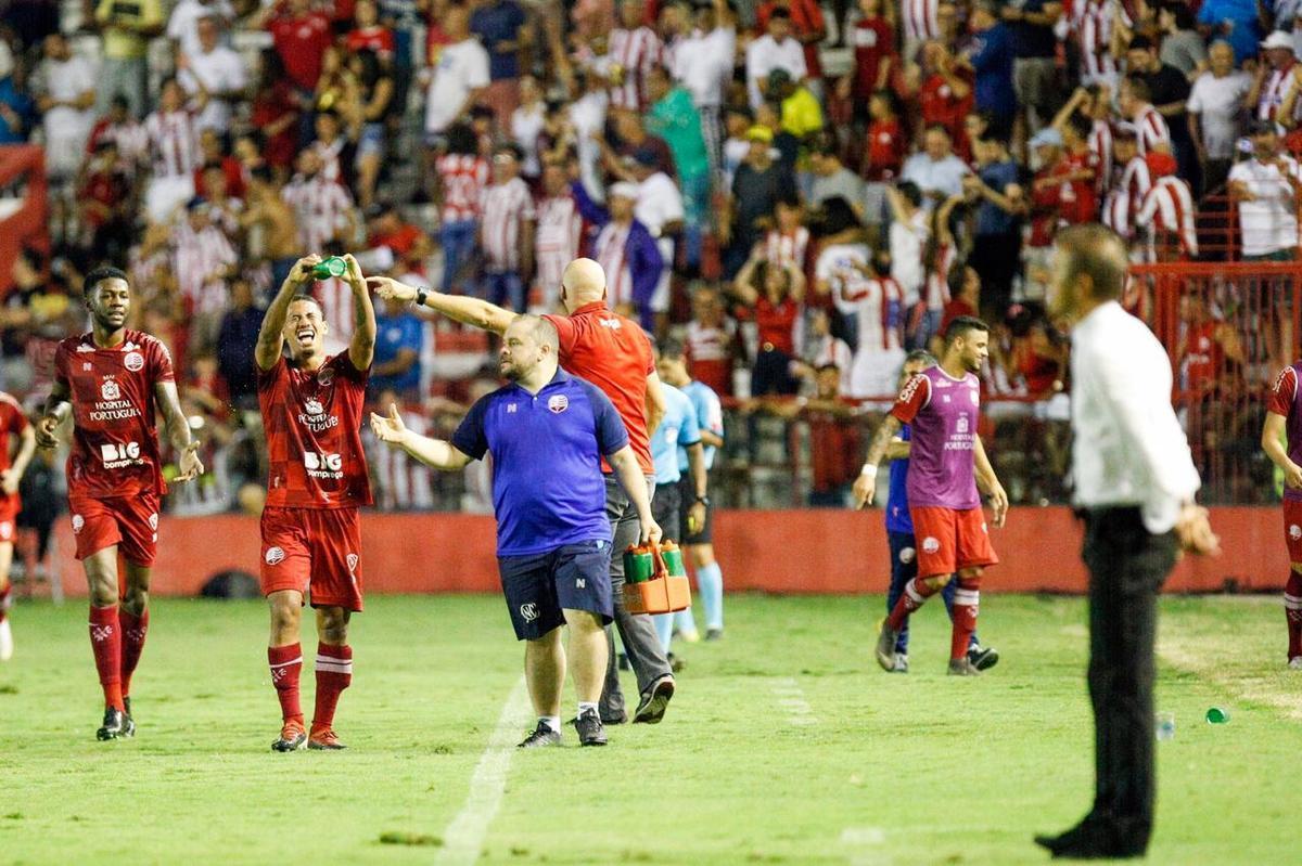 Equipes fizeram Clssico das Emoes vlido pela ltima rodada da primeira fase da competio no Estdio dos Aflitos. 