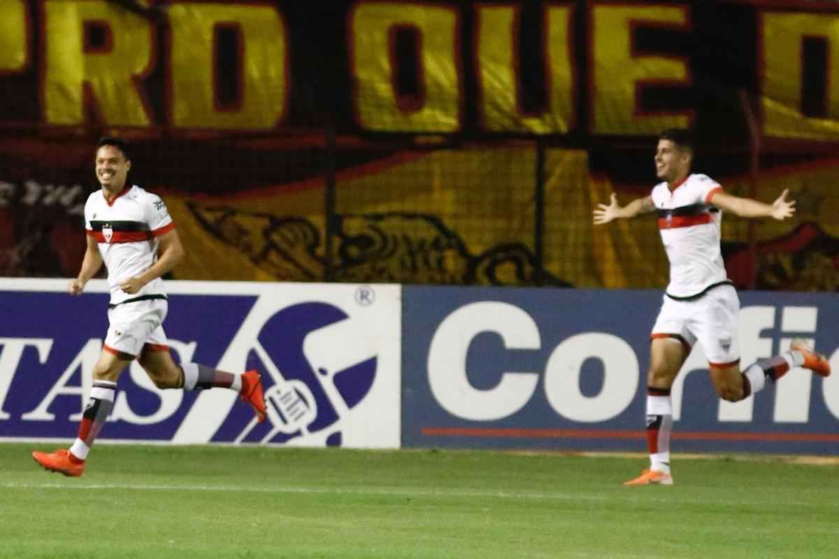 Com o resultado, o Leo vai para o 10 empate na competio 