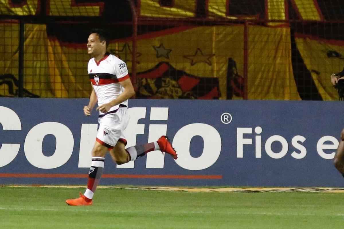 Com o resultado, o Leo vai para o 10 empate na competio 