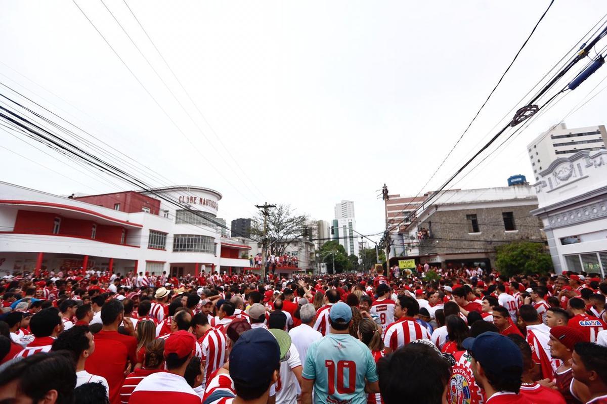 Presena massiva das torcidas na sede alvirrubra, antes da bola rolar para #Nutico e Paysandu.