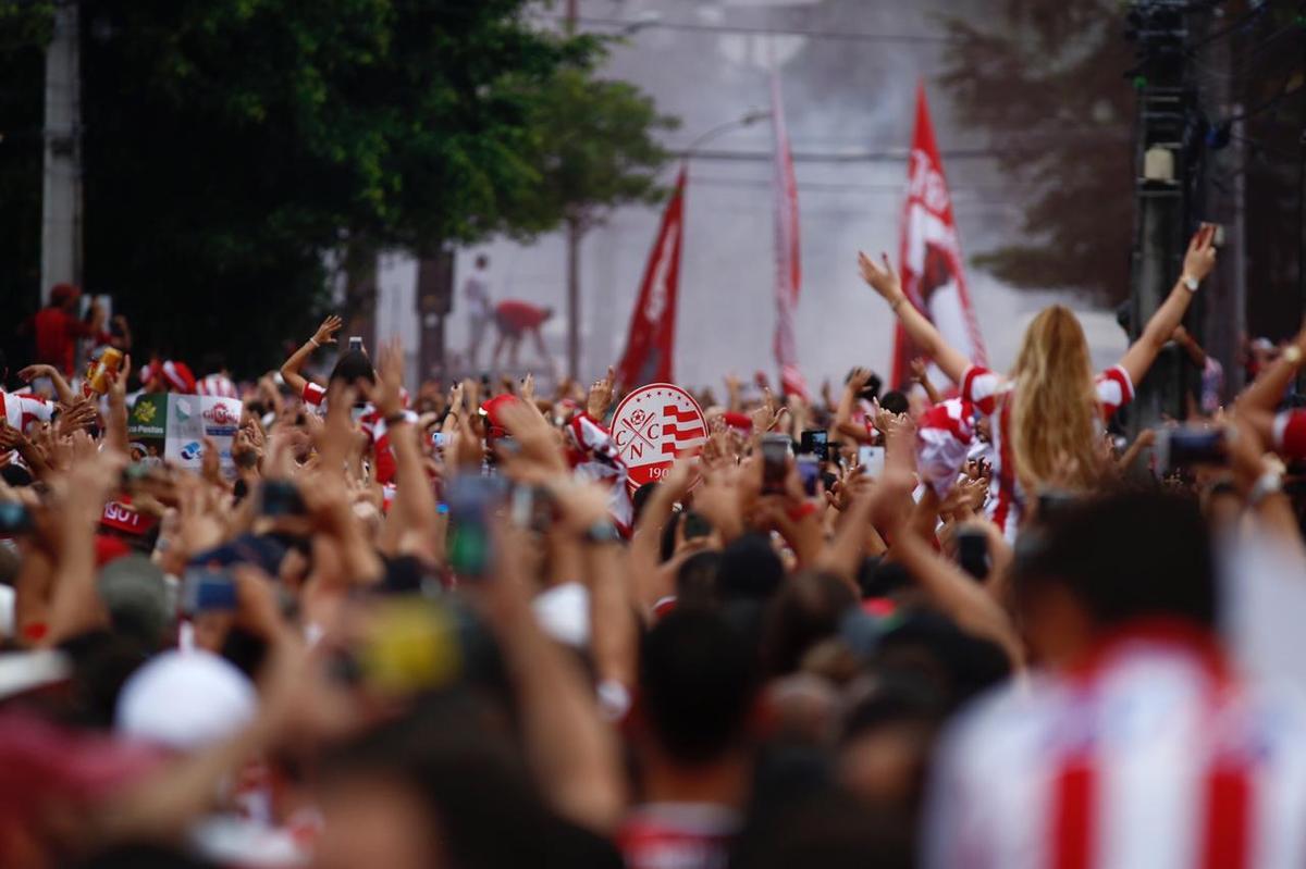 Presena massiva das torcidas na sede alvirrubra, antes da bola rolar para #Nutico e Paysandu.