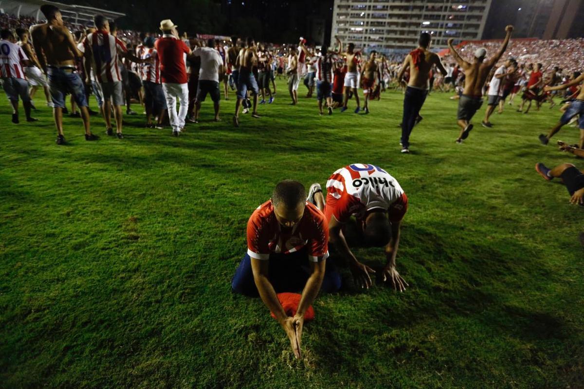 A felicidade alvirrubra invadiu o gramado aps a vitria em cima do Paysandu, em cobranas da marca penal.