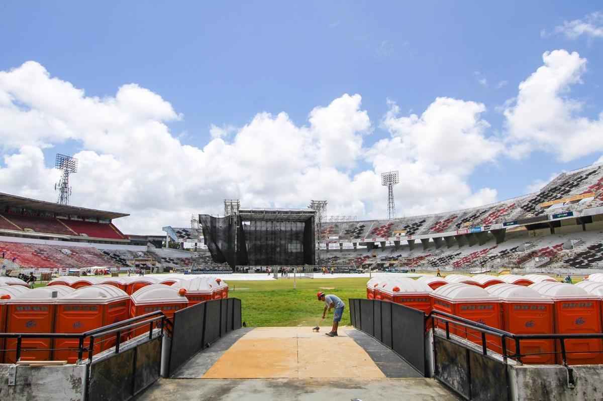 Palco para a apresentao de Bon Jovi, neste final de semana,  montado no Estdio do Arruda