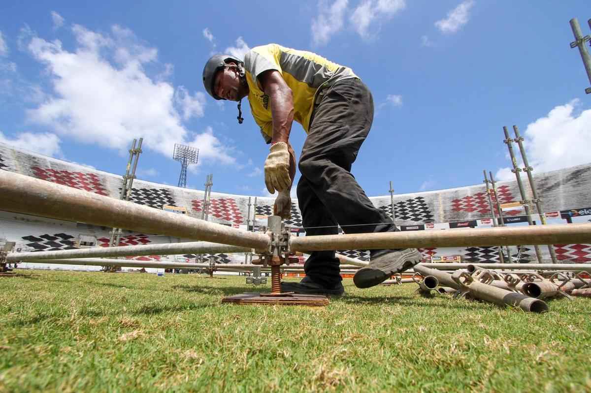Palco para a apresentao de Bon Jovi, neste final de semana,  montado no Estdio do Arruda