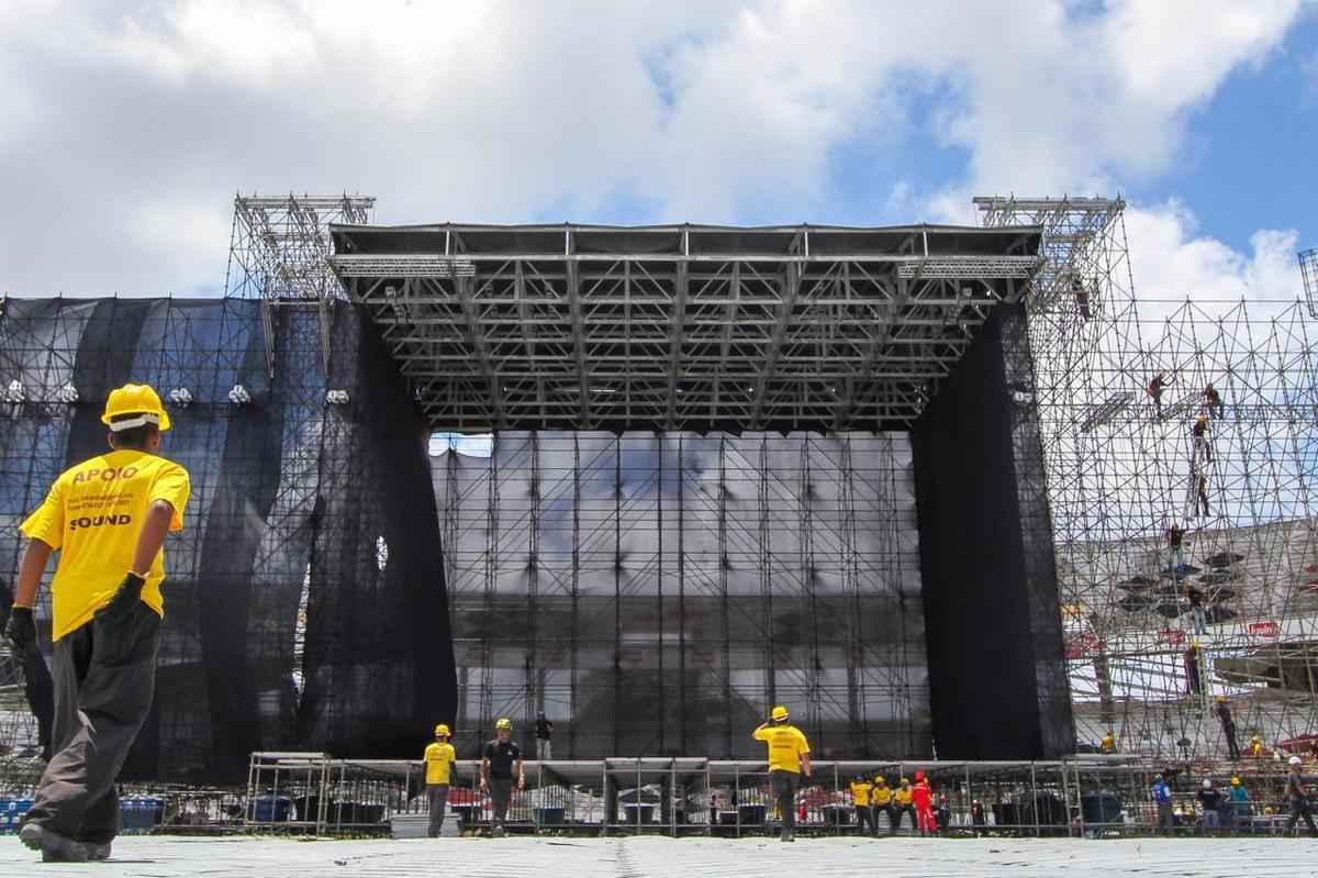 Palco para a apresentao de Bon Jovi, neste final de semana,  montado no Estdio do Arruda