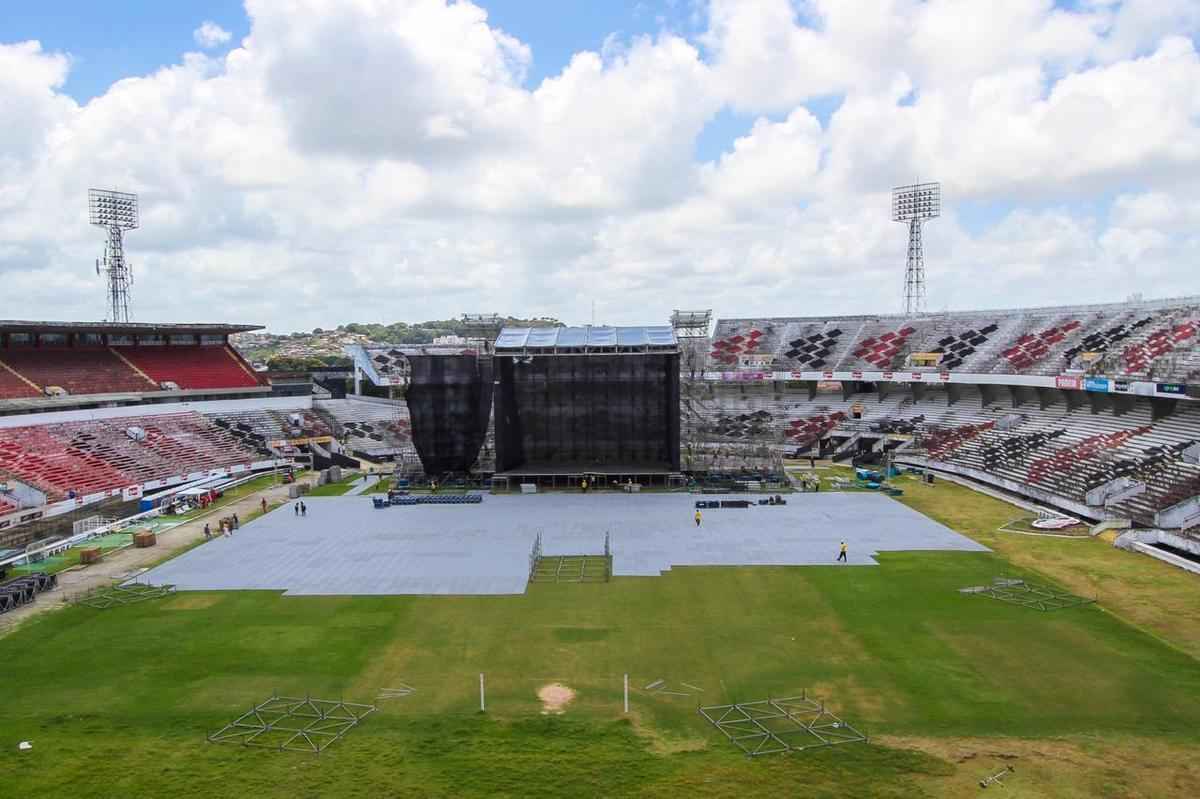Palco para a apresentao de Bon Jovi, neste final de semana,  montado no Estdio do Arruda
