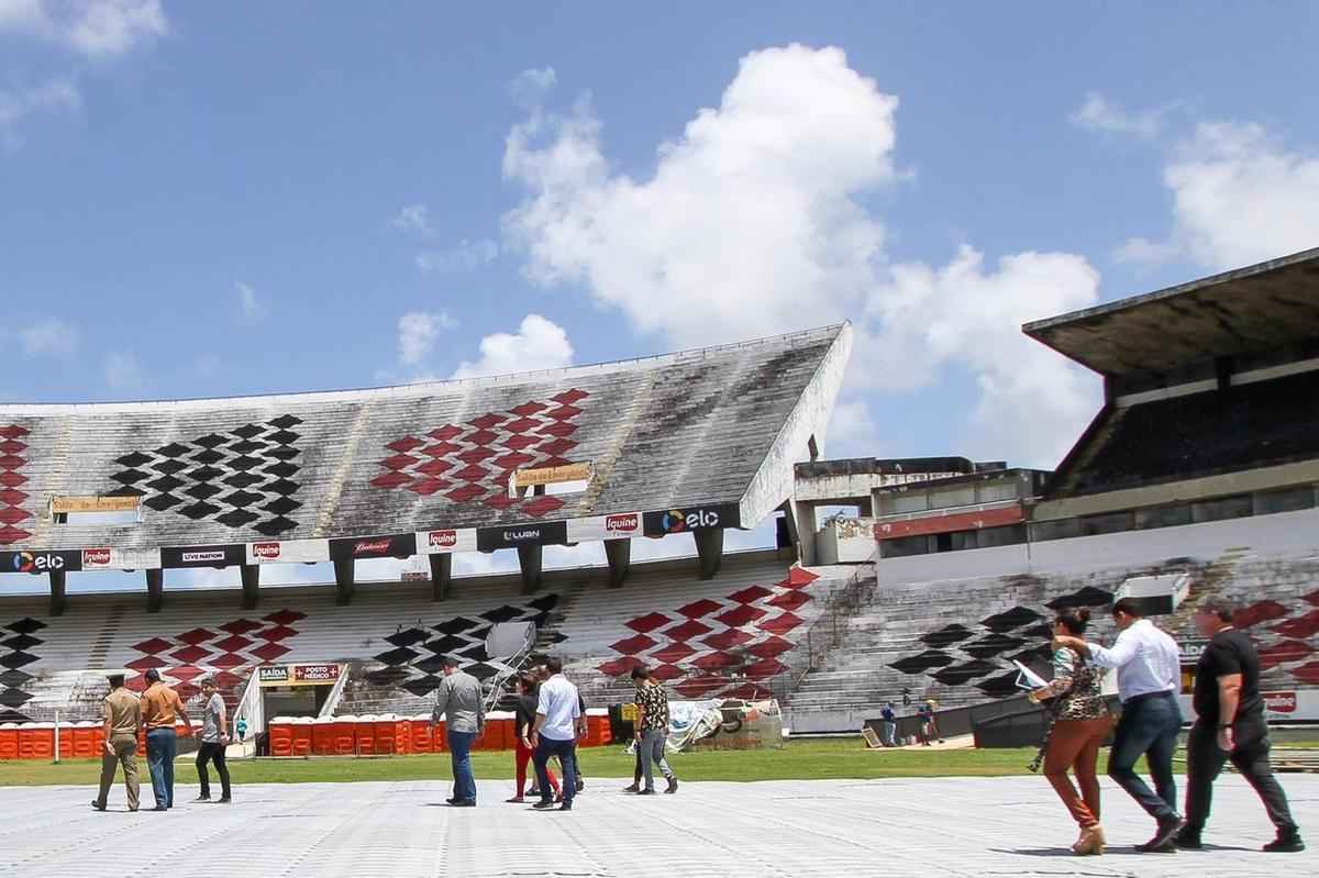 Palco para a apresentao de Bon Jovi, neste final de semana,  montado no Estdio do Arruda
