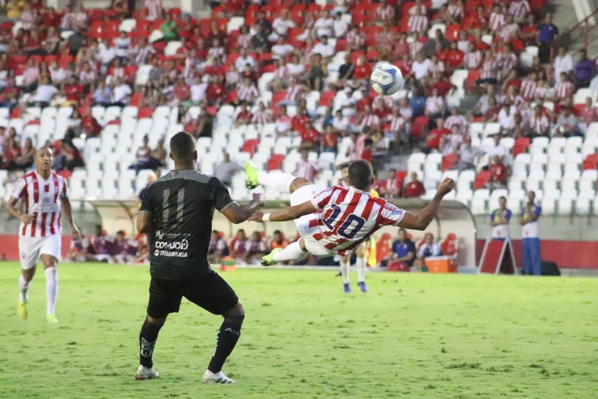10 rodada - 29/6

Nutico 1x1 ABC
Contra o lanterna ABC, mais um tropeo em casa. No banco de reservas da equipe potiguar, um velho conhecido da torcida alvirrubra. O tcnico Roberto Fernandes, campeo pernambucano pelo Timbu no ano passado.
