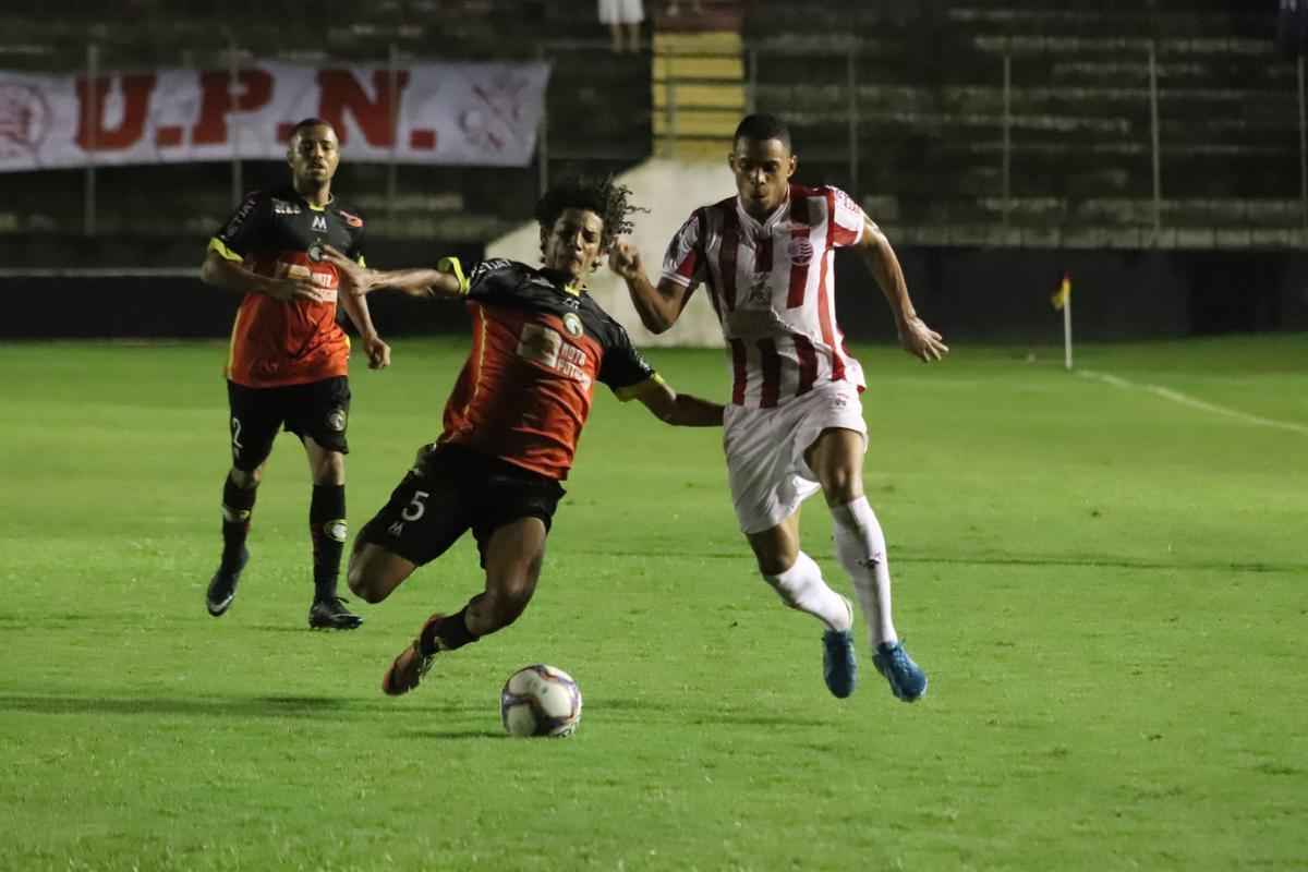 15 rodada - 5/8

Globo-RN 2x0 Nutico
A sequncia de vitrias foi interrompida com uma atuao aptica diante do Globo. A equipe sentiu a ausncia do atacante Thiago, que ficou de fora por conta de uma leso. O Timbu queimava a gordura.
