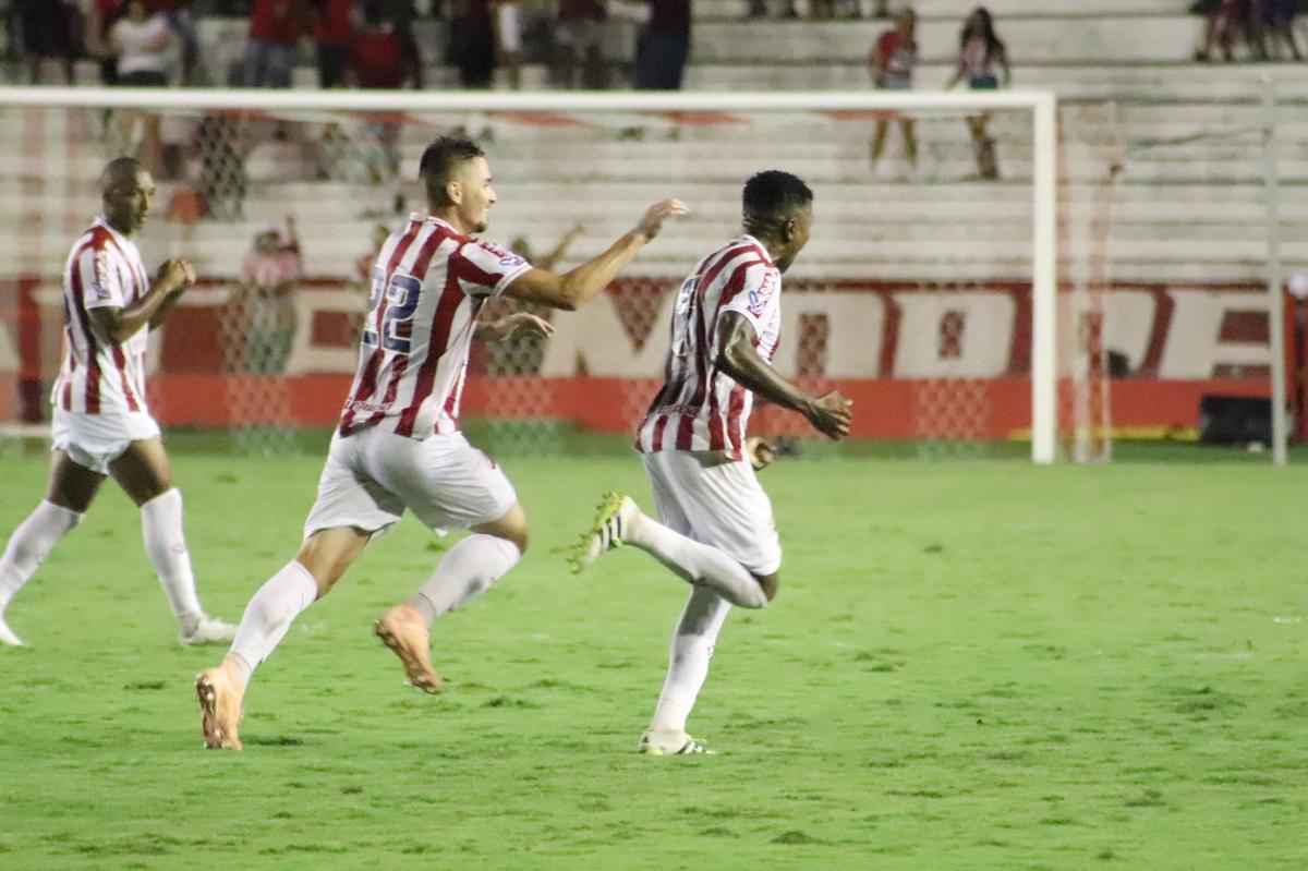 6 rodada - 1/6

Nutico 2x2 Globo-RN
Um tropeo dodo nos Aflitos. Aps abrir 2 a 0, o Nutico teve uma queda brusca de rendimento na segunda etapa e viu o time potiguar (que viria a ser rebaixado) empatar e por pouco no virar o marcador. A partida tambm ficou marcada pelas graves leses do lateral Assis e do atacante Jorge Henrique, que ficariam de fora do restante da temporada.