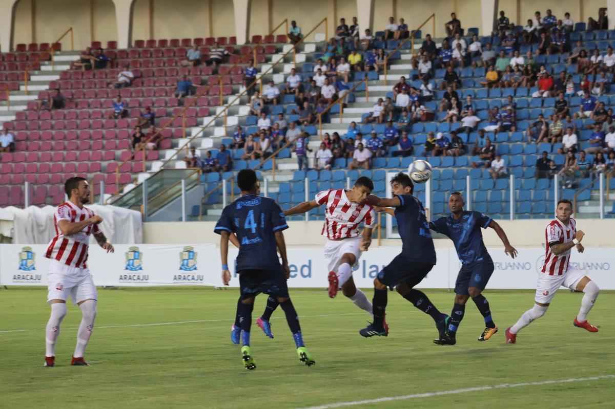 5 rodada - 25/5

Confiana 1x1 Nutico
No segundo jogo de Dal Pozzo na Srie C, a segunda vitria s no veio por conta de um erro grosseiro da arbitragem, que no viu um gol legtimo dos alvirrubros, quando o goleiro do Confiana espalmou a bola para dentro da meta aps falta despretensiosa do lateral Andr Krobel. 