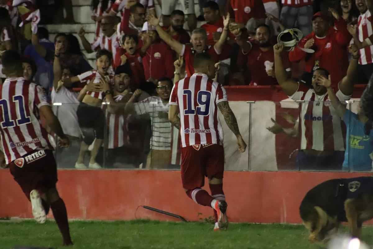 13 rodada - 21/7

Nutico 1x0 Treze
Aps o triunfo no Cear, o Timbu precisava engatar uma sequncia de bons resultados. E no sufoco, a segunda vitria seguida veio, com um gol de Rafael Oliveira, aos 34 minutos do segundo tempo. O atacante comeava a cavar seu lugar como titular.