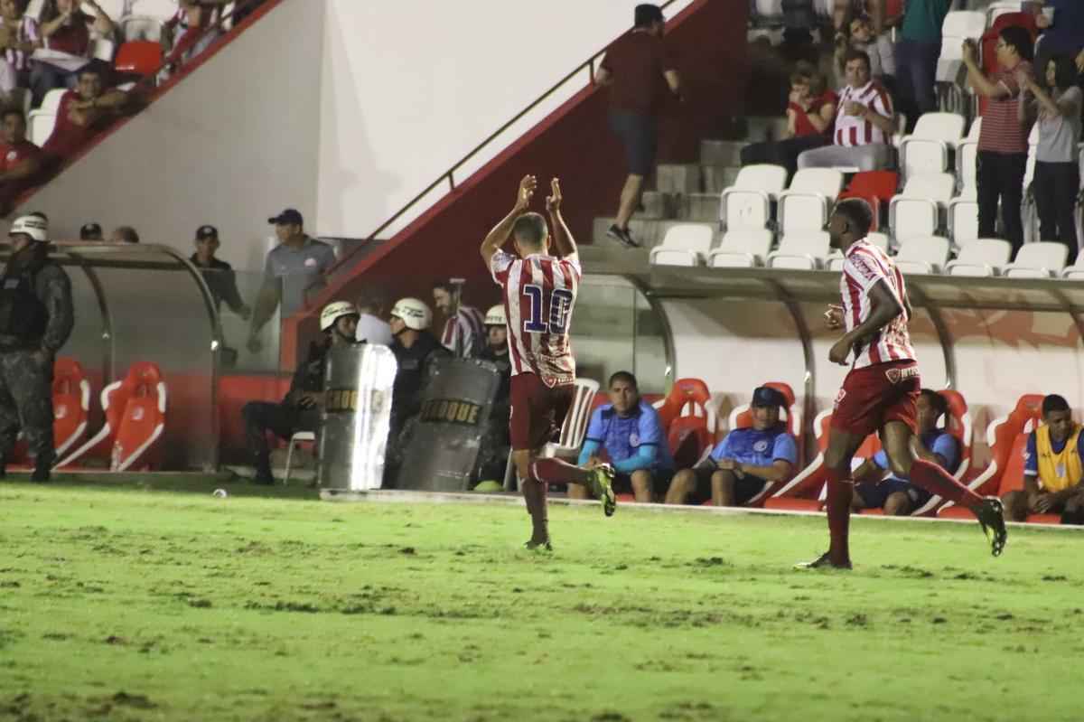 14 rodada - 26/7

Nutico 3x1 Confiana
Com o gramado dos Aflitos bastante pesado por conta das chuvas, o Nutico fez um jogo de muita luta para conquistar a sua terceira vitria seguida e assumir o segundo lugar. Aps sair perdendo para o ento lder do grupo, os alvirrubros conseguiram a virada com Thiago, Rafael Oliveira e Matheus Carvalho. 